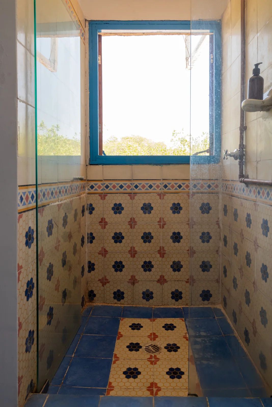 Baldosas decoradas en la ducha de arriba