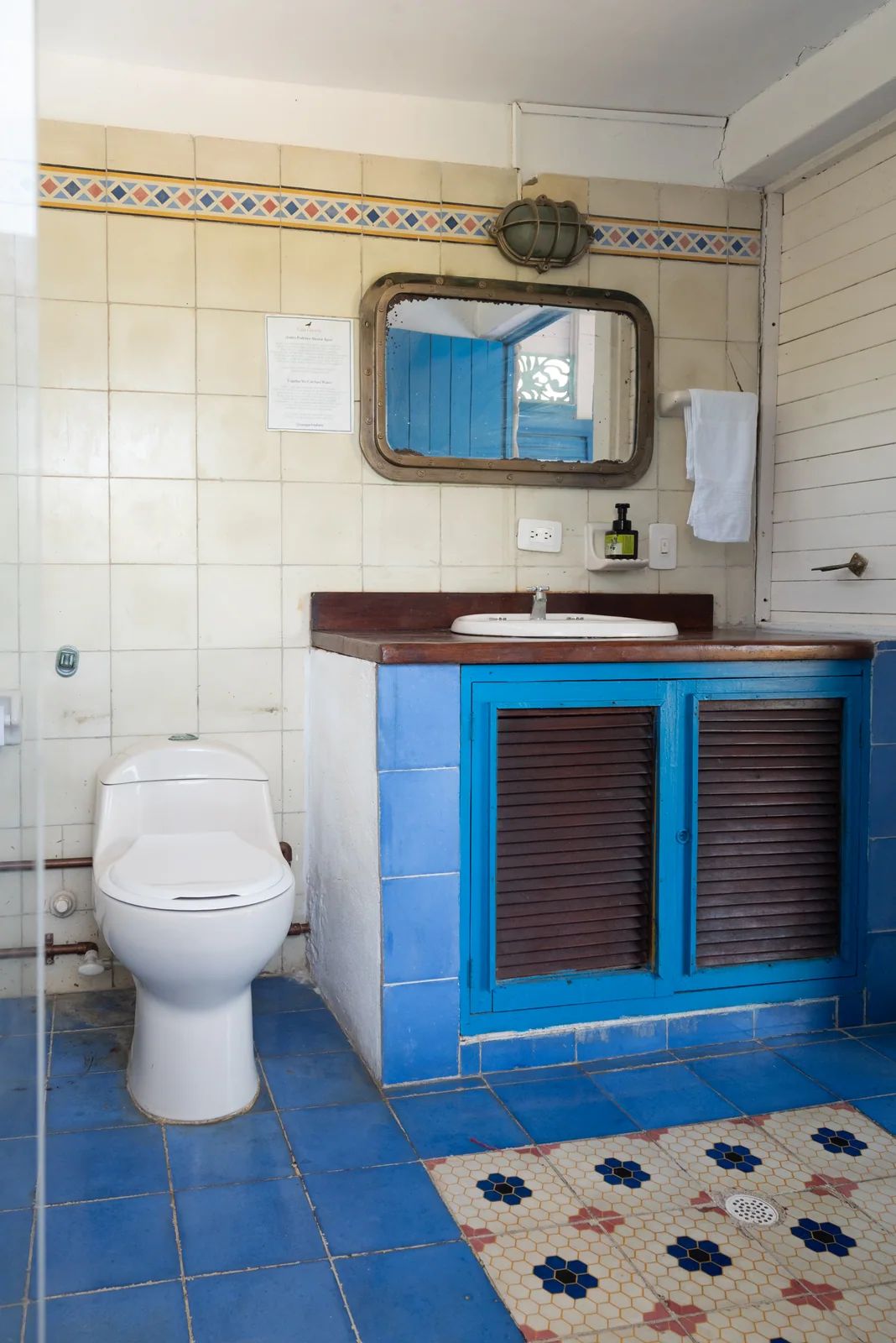 Lavamanos y mueble azul del baño de arriba
