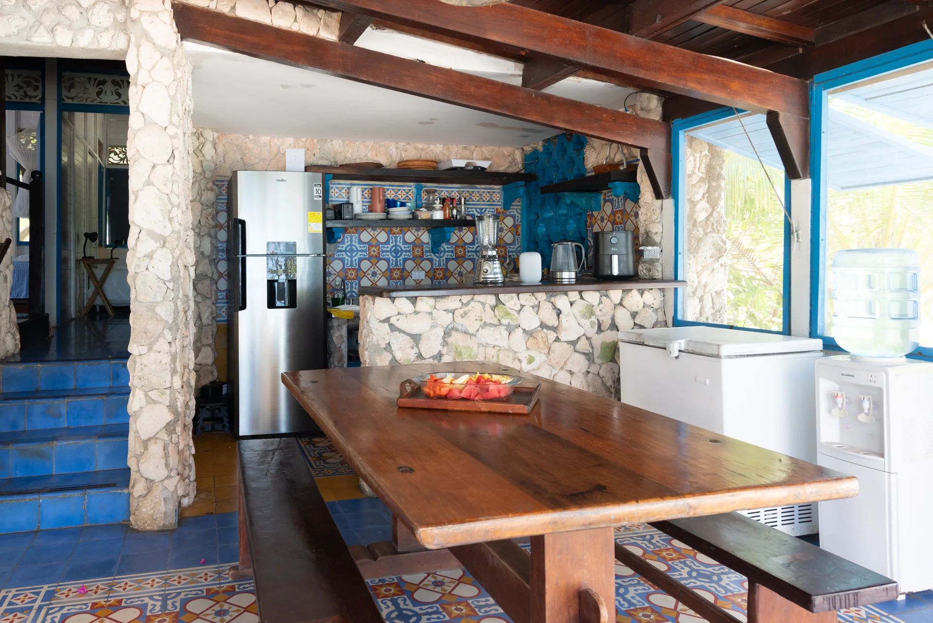 Mesa de comedor de madera junto a la cocina abierta