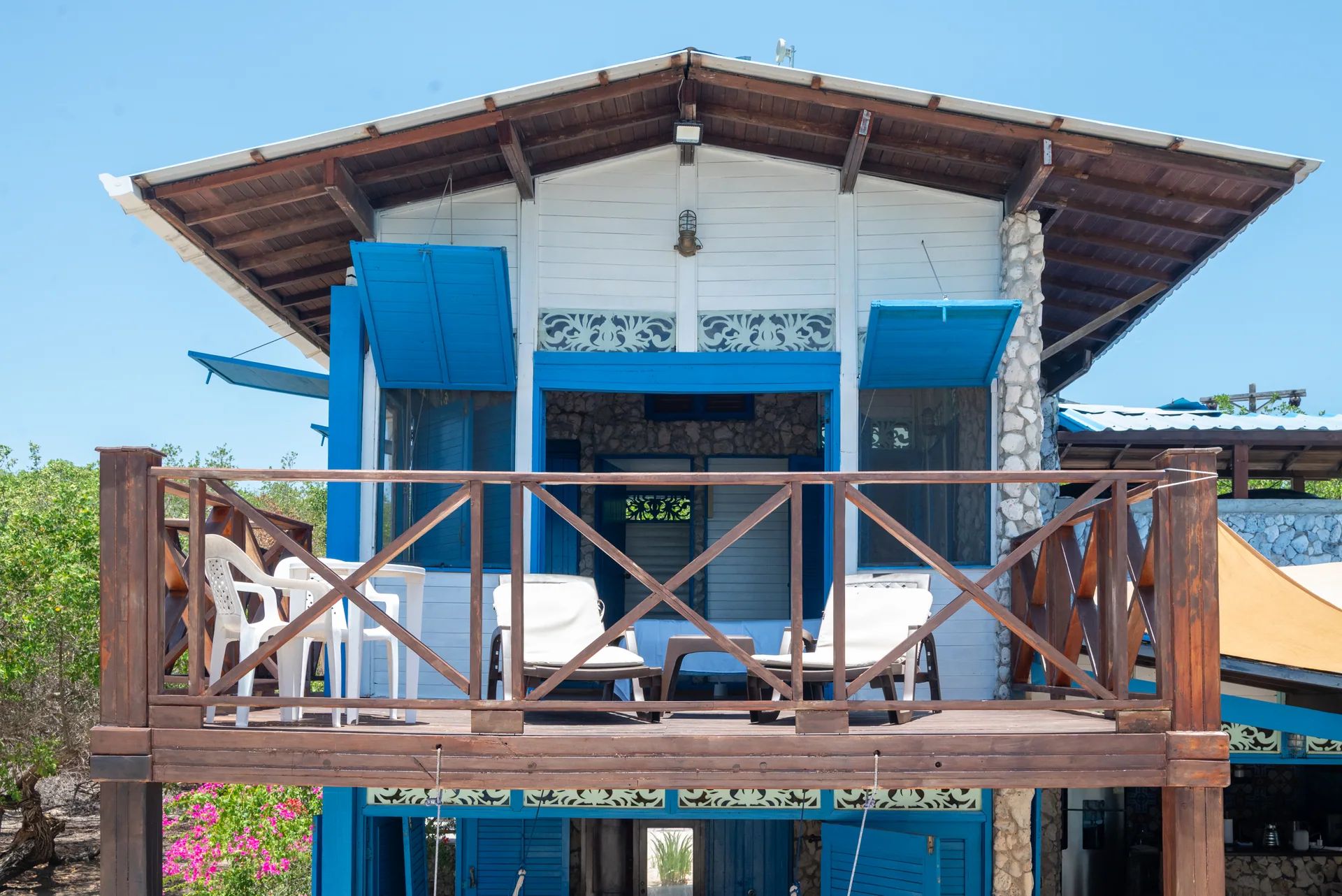 El balcón superior y el techo de madera