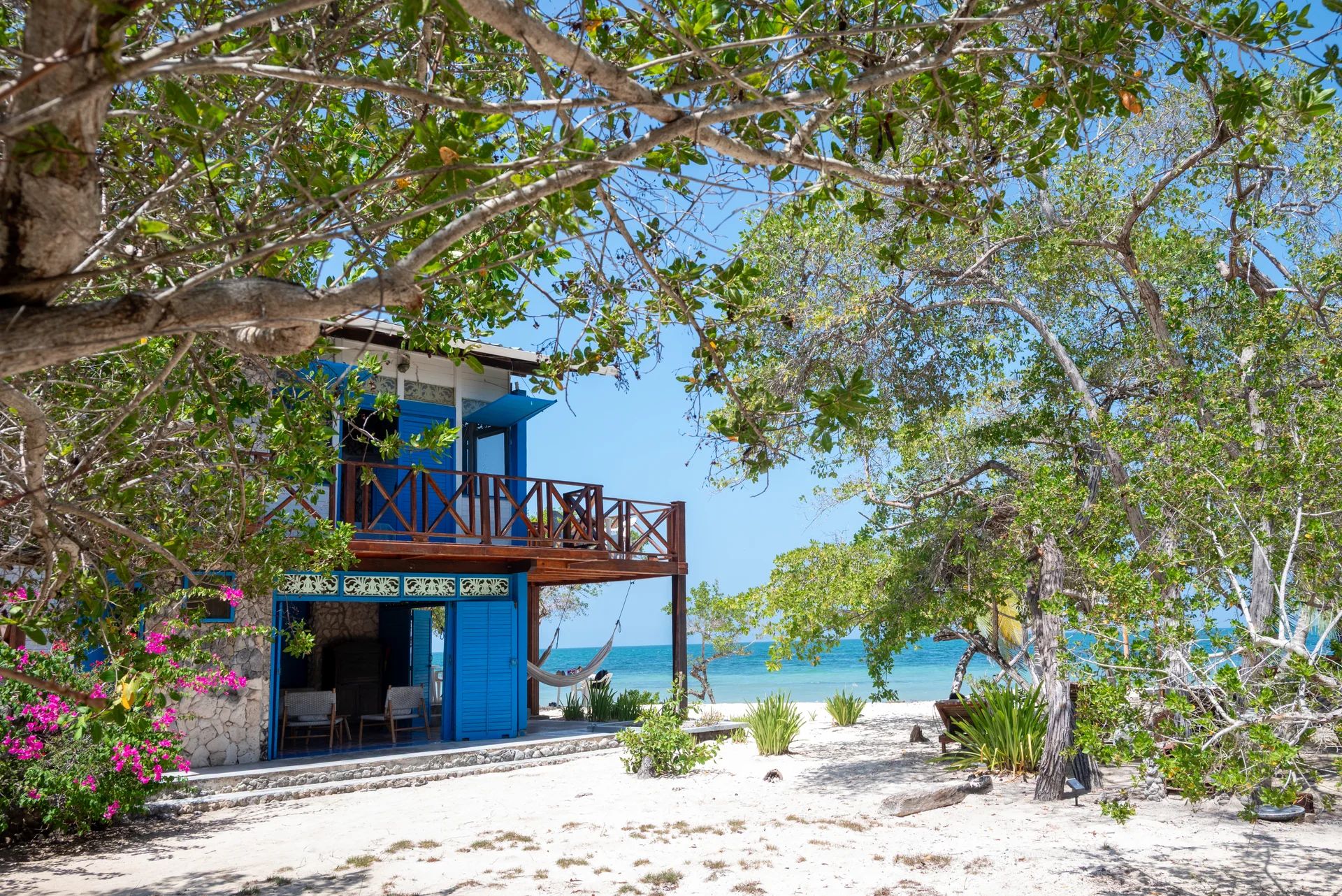 La casa entre los árboles, con el mar al fondo