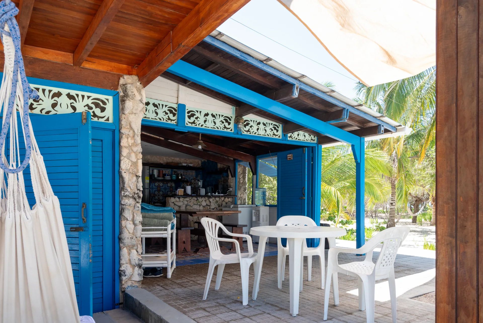 Mesa del patio junto a las puertas azules