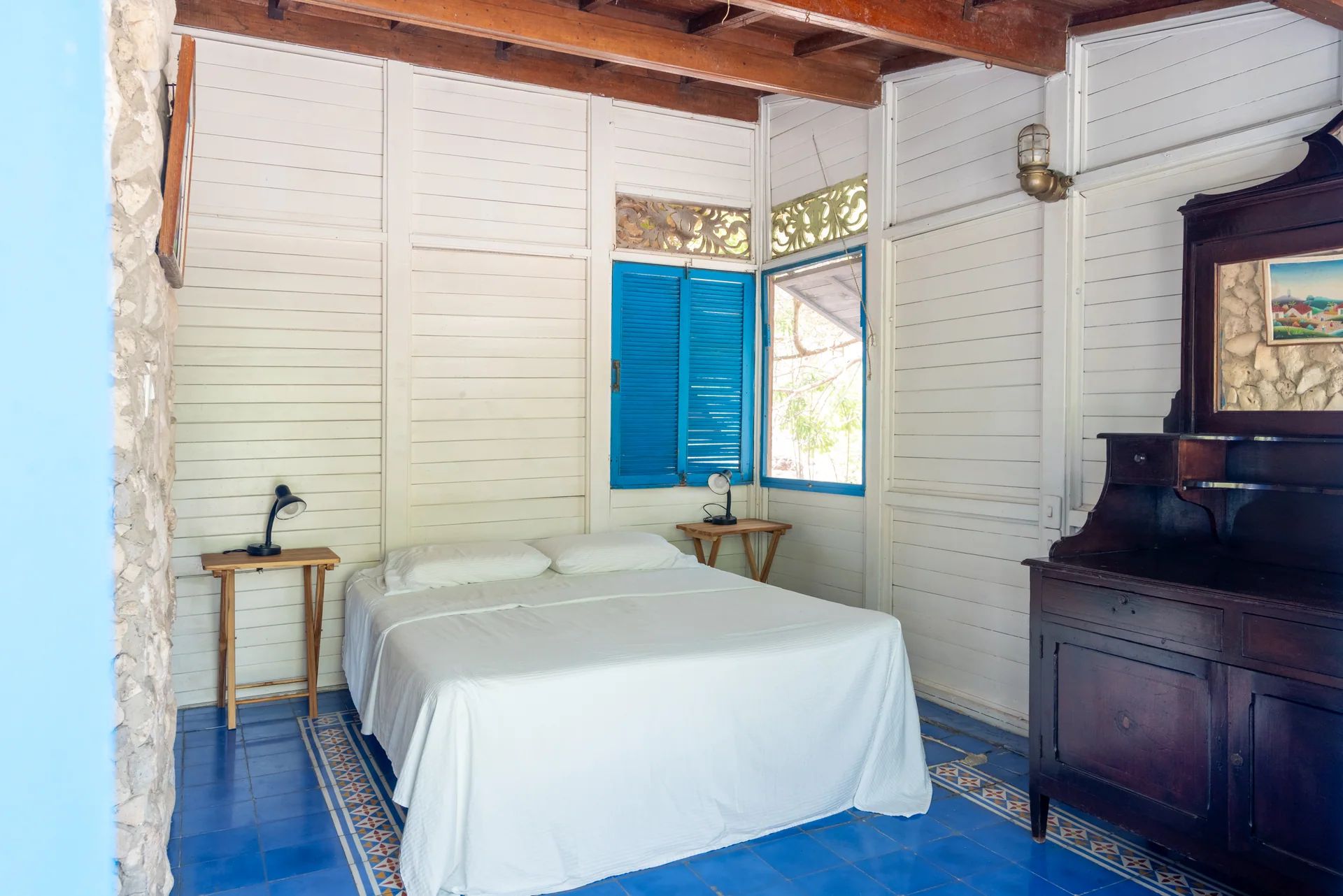Cama y cómoda de madera de la habitación sur